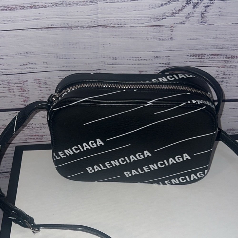 Balenciaga Everyday Logo Print Camera Bag - Picture 3 of 12